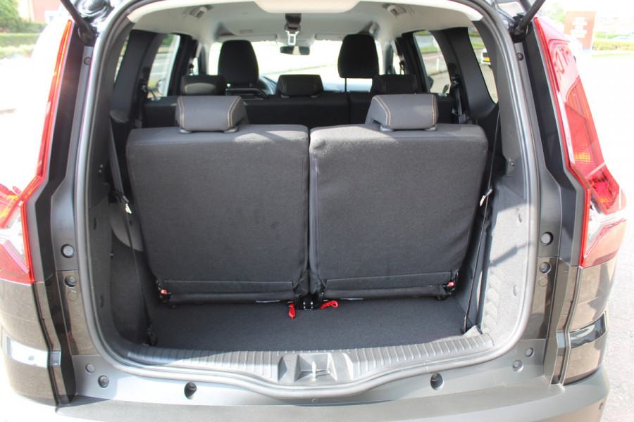 Dacia Jogger 1.0-110pk TCe 110 Extreme+ 7 persoons Zeer nette en erg praktische Dacia ! Autm. airco, metallic lak, stoelverwarming, LM wielen+all season banden, cruise control, pdc v+a, dodehoek assistent, camera, navigatie, telefoonvoorb.,  etc.