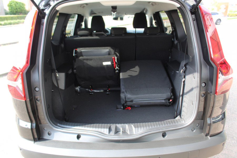 Dacia Jogger 1.0-110pk TCe 110 Extreme+ 7 persoons Zeer nette en erg praktische Dacia ! Autm. airco, metallic lak, stoelverwarming, LM wielen+all season banden, cruise control, pdc v+a, dodehoek assistent, camera, navigatie, telefoonvoorb.,  etc.
