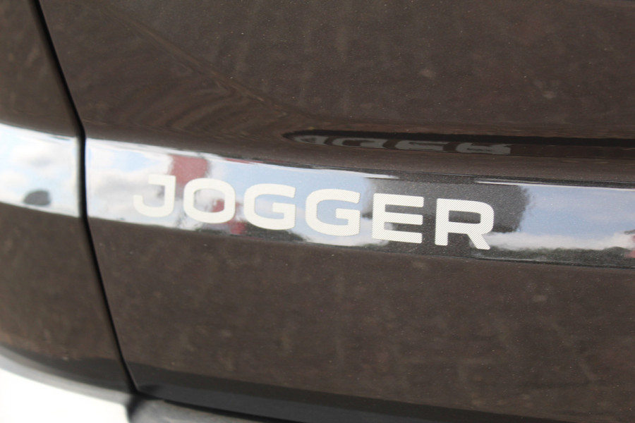 Dacia Jogger 1.0-110pk TCe 110 Extreme+ 7 persoons Zeer nette en erg praktische Dacia ! Autm. airco, metallic lak, stoelverwarming, LM wielen+all season banden, cruise control, pdc v+a, dodehoek assistent, camera, navigatie, telefoonvoorb.,  etc.
