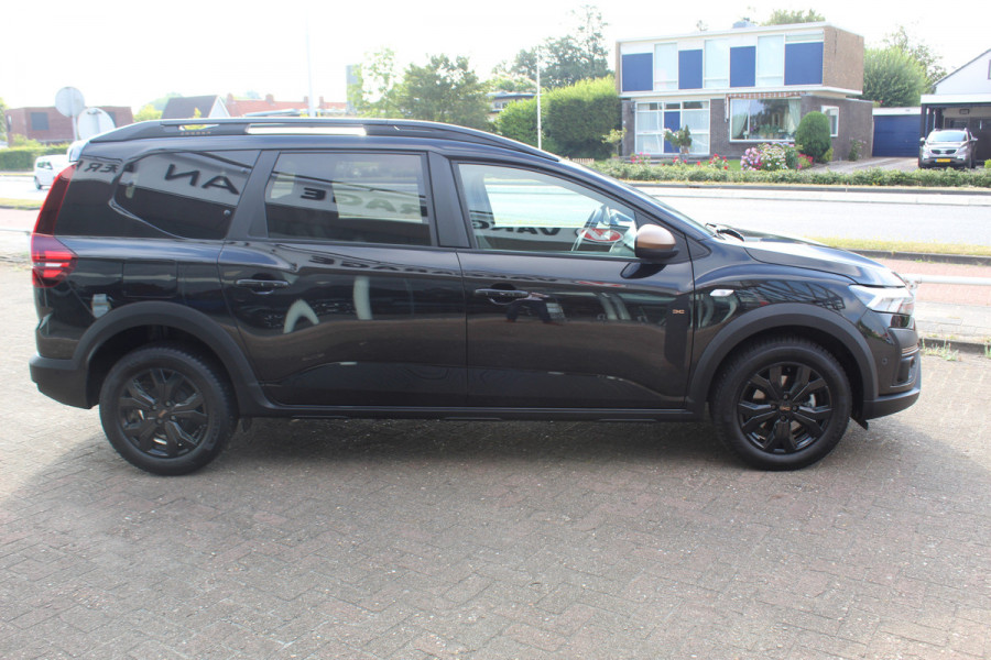 Dacia Jogger 1.0-110pk TCe 110 Extreme+ 7 persoons Zeer nette en erg praktische Dacia ! Autm. airco, metallic lak, stoelverwarming, LM wielen+all season banden, cruise control, pdc v+a, dodehoek assistent, camera, navigatie, telefoonvoorb.,  etc.