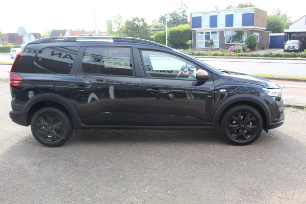 Dacia Jogger 1.0-110pk TCe 110 Extreme+ 7 persoons Zeer nette en erg praktische Dacia ! Autm. airco, metallic lak, stoelverwarming, LM wielen+all season banden, cruise control, pdc v+a, dodehoek assistent, camera, navigatie, telefoonvoorb.,  etc.