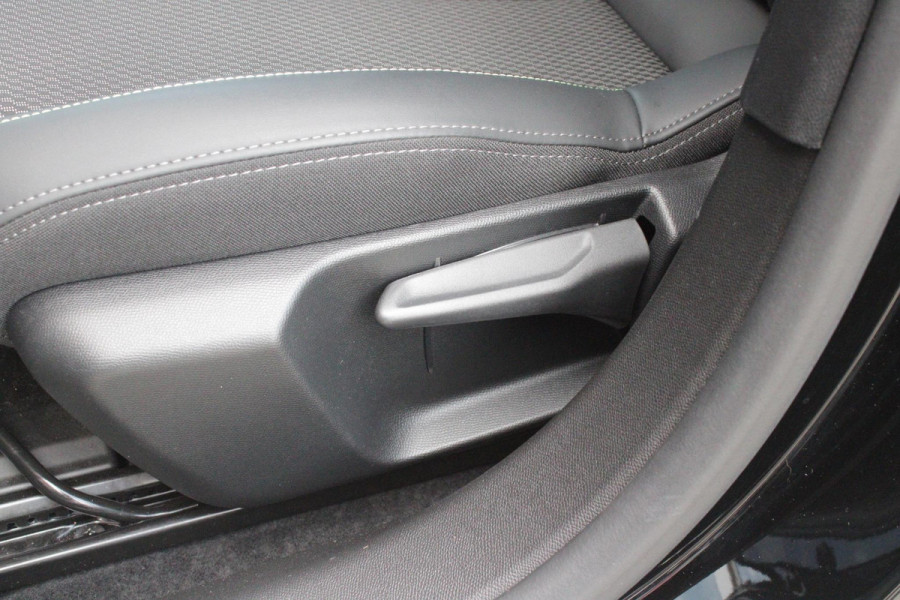 Peugeot 208 1.2 Hybrid 145PK AUTOMAAT GT | CAMERA VOOR + ACHTER | NAVIGATIE | DRAADLOZE APPLE CARPLAY/ANDROID AUTO | FULL LED KOPLAMPEN | LICHTMETALEN VELGEN 17" | DODEHOEK DETECTIE | DRAADLOZE TELEFOONLADER | KEYLESS ENTRY/START | DAB+ RADIO | ADAPTIVE CRUISE CONTROL | CLIMATE CONTROL |