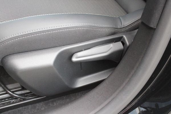 Peugeot 208 1.2 Hybrid 145PK AUTOMAAT GT | CAMERA VOOR + ACHTER | NAVIGATIE | DRAADLOZE APPLE CARPLAY/ANDROID AUTO | FULL LED KOPLAMPEN | LICHTMETALEN VELGEN 17" | DODEHOEK DETECTIE | DRAADLOZE TELEFOONLADER | KEYLESS ENTRY/START | DAB+ RADIO | ADAPTIVE CRUISE CONTROL | CLIMATE CONTROL |