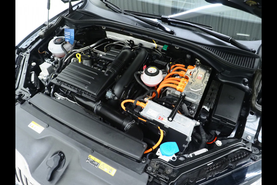 Škoda Superb Combi 1.4 TSI iV Laurin & Klement | Panoramadak | Leder | Trekhaak | Massage | Camera | Keyless | Canton | Carplay