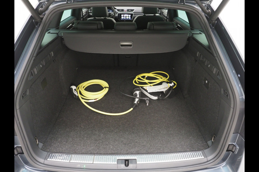Škoda Superb Combi 1.4 TSI iV Laurin & Klement | Panoramadak | Leder | Trekhaak | Massage | Camera | Keyless | Canton | Carplay
