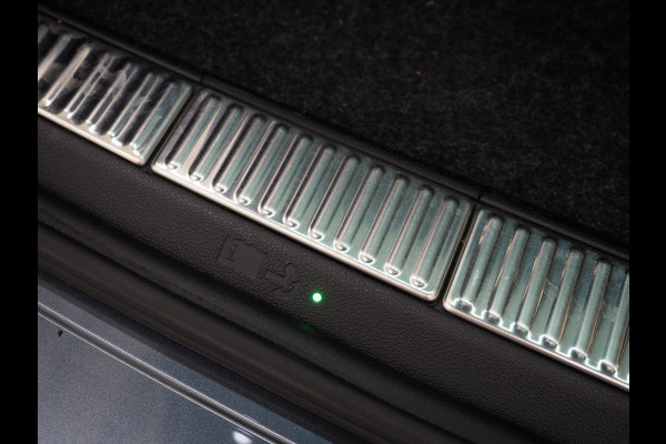 Škoda Superb Combi 1.4 TSI iV Laurin & Klement | Panoramadak | Leder | Trekhaak | Massage | Camera | Keyless | Canton | Carplay