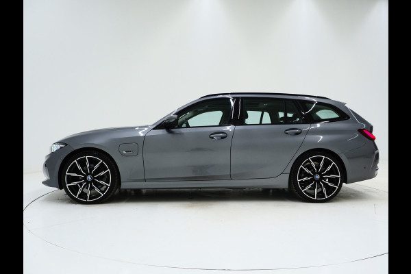 BMW 3 Serie Touring 320e xDrive LCI Shadowline | Panoramadak | LaserLED | HUD | Adaptive Cruise | 360 | Dodehoek | Carplay