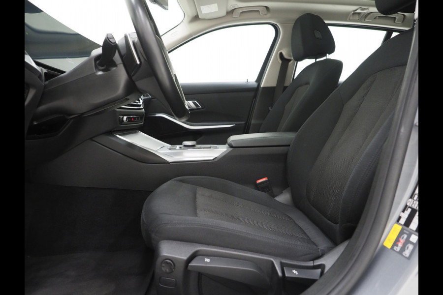 BMW 3 Serie Touring 320e xDrive LCI Shadowline | Panoramadak | LaserLED | HUD | Adaptive Cruise | 360 | Dodehoek | Carplay