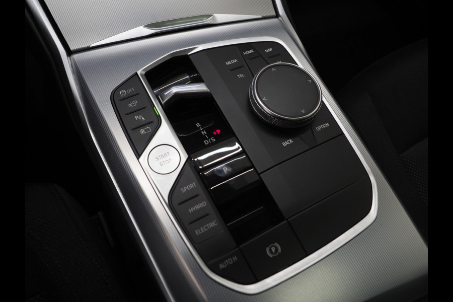 BMW 3 Serie Touring 320e xDrive LCI Shadowline | Panoramadak | LaserLED | HUD | Adaptive Cruise | 360 | Dodehoek | Carplay