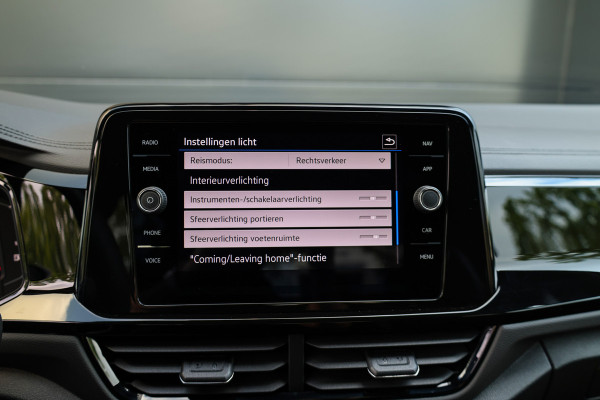 Volkswagen T-Roc 1.5 TSI R-Line Business | KEYLESS | CAMERA | IQ LIGHT | STOEL&STUURVERW | DIGITAL | ELEK KOFFERKLEP |