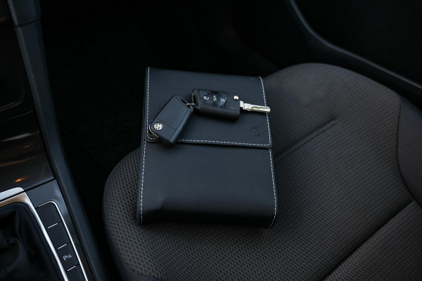 Volkswagen Golf 1.0 TSI Comfortline Adaptive Cruise DAB+ PDC Navigatie Climate Control AUTOMAAT!