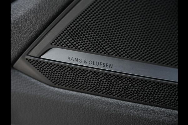 Audi A6 Avant RS 6 TFSI quattro | Panoramadak | Achterasbesturing | 360 Camera | HUD | B&O | Carbon Inleg | Sportdifferentieel | Stoelverwarming + Ventilatie | Luchtvering | Soft Close | Stuurverwarming |