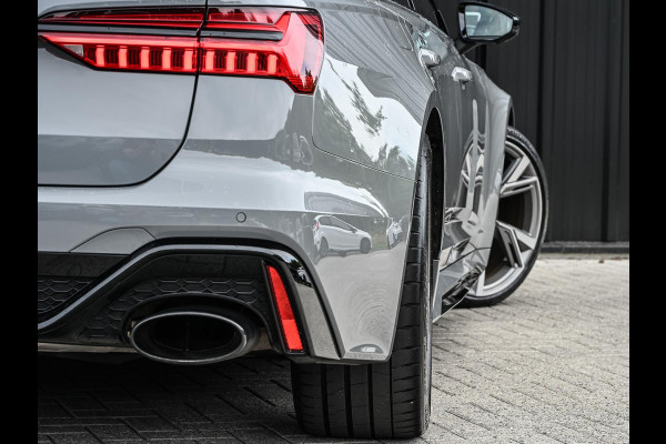 Audi A6 Avant RS 6 TFSI quattro | Panoramadak | Achterasbesturing | 360 Camera | HUD | B&O | Carbon Inleg | Sportdifferentieel | Stoelverwarming + Ventilatie | Luchtvering | Soft Close | Stuurverwarming |