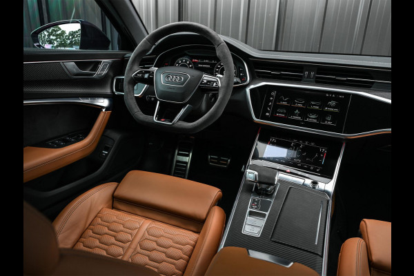Audi A6 Avant RS 6 TFSI quattro | Panoramadak | Achterasbesturing | 360 Camera | HUD | B&O | Carbon Inleg | Sportdifferentieel | Stoelverwarming + Ventilatie | Luchtvering | Soft Close | Stuurverwarming |