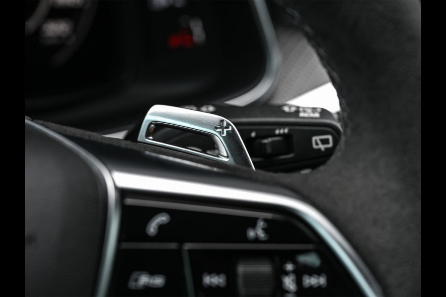 Audi A6 Avant RS 6 TFSI quattro | Panoramadak | Achterasbesturing | 360 Camera | HUD | B&O | Carbon Inleg | Sportdifferentieel | Stoelverwarming + Ventilatie | Luchtvering | Soft Close | Stuurverwarming |