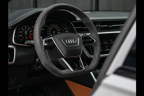 Audi A6 Avant RS 6 TFSI quattro | Panoramadak | Achterasbesturing | 360 Camera | HUD | B&O | Carbon Inleg | Sportdifferentieel | Stoelverwarming + Ventilatie | Luchtvering | Soft Close | Stuurverwarming |