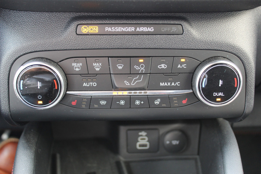 Ford Kuga 2.5 PHEV ST-Line X , 1500kg Trekgewicht , Slechts 35000km Navigatie, Stoel,stuur en voorruitverwarming, Climate control Trekhaak , Bluetooth , Head-up display , BenO audio systeem