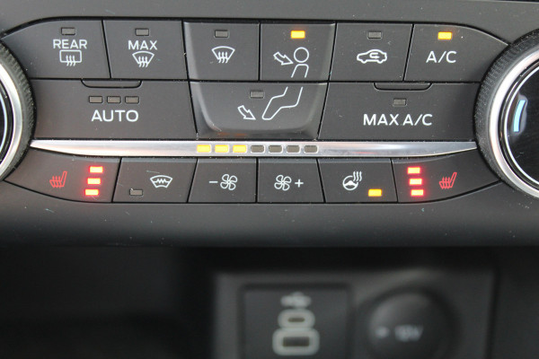 Ford Kuga 2.5 PHEV ST-Line X , 1500kg Trekgewicht , Slechts 35000km Navigatie, Stoel,stuur en voorruitverwarming, Climate control Trekhaak , Bluetooth , Head-up display , BenO audio systeem