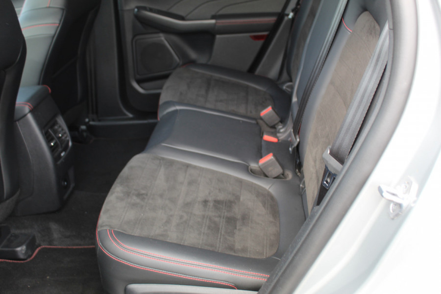 Ford Kuga 2.5 PHEV ST-Line X , 1500kg Trekgewicht , Slechts 35000km Navigatie, Stoel,stuur en voorruitverwarming, Climate control Trekhaak , Bluetooth , Head-up display , BenO audio systeem