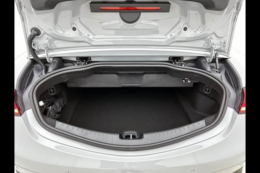 Mercedes-Benz CLE Cabriolet 200 AMG Line | Premium Plus pakket | Winterpakket | Rijassistentiepakket Plus | AMG spoiler | Middenconsole metaalstructuur | Stoelventilatie/- verwarming | Windschut | 19 inch multispaaks lichtmetalen AMG velgen |