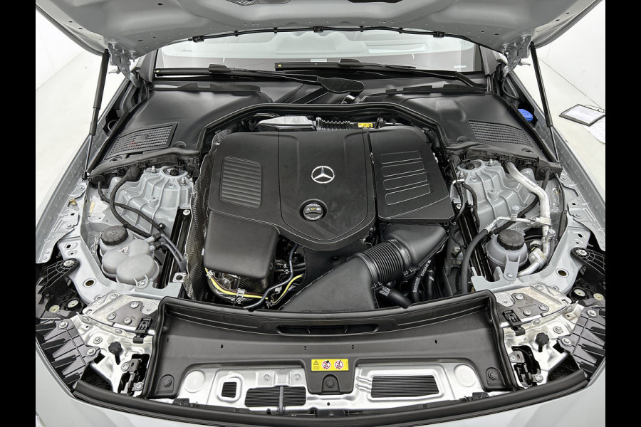 Mercedes-Benz CLE Cabriolet 200 AMG Line | Premium Plus pakket | Winterpakket | Rijassistentiepakket Plus | AMG spoiler | Middenconsole metaalstructuur | Stoelventilatie/- verwarming | Windschut | 19 inch multispaaks lichtmetalen AMG velgen |