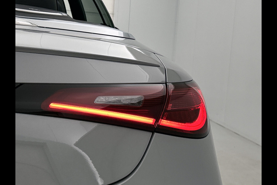 Mercedes-Benz CLE Cabriolet 200 AMG Line | Premium Plus pakket | Winterpakket | Rijassistentiepakket Plus | AMG spoiler | Middenconsole metaalstructuur | Stoelventilatie/- verwarming | Windschut | 19 inch multispaaks lichtmetalen AMG velgen |