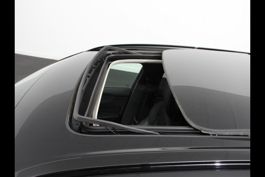 Volvo XC60 2.0 T6 Plug-in hybrid AWD Ultimate Dark Luchtvering Electrisch Panorama dak Google Services Dab Camera Half Leder Seat Comfort Pack