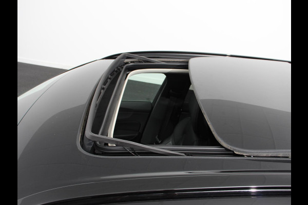 Volvo XC60 2.0 T6 Plug-in hybrid AWD Ultimate Dark Luchtvering Electrisch Panorama dak Google Services Dab Camera Half Leder Seat Comfort Pack