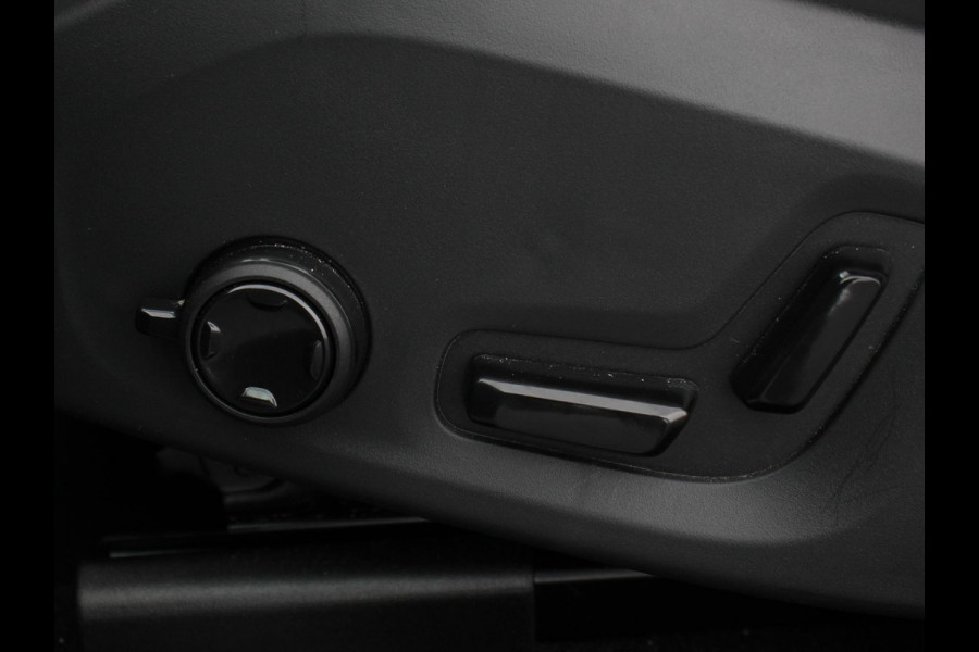 Volvo XC60 2.0 T6 Plug-in hybrid AWD Ultimate Dark Luchtvering Electrisch Panorama dak Google Services Dab Camera Half Leder Seat Comfort Pack