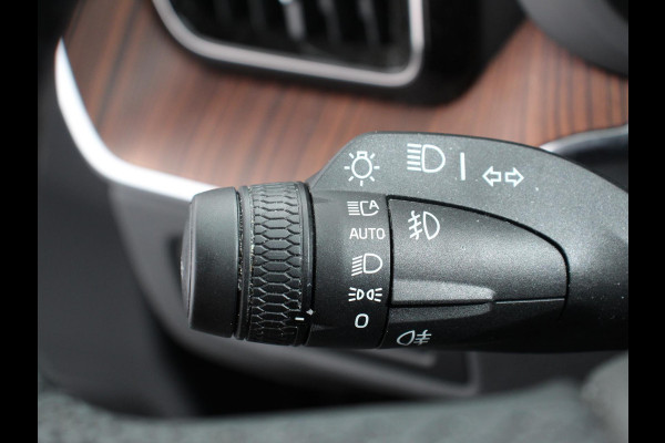 Volvo XC60 2.0 T6 Plug-in hybrid AWD Ultimate Dark Luchtvering Electrisch Panorama dak Google Services Dab Camera Half Leder Seat Comfort Pack