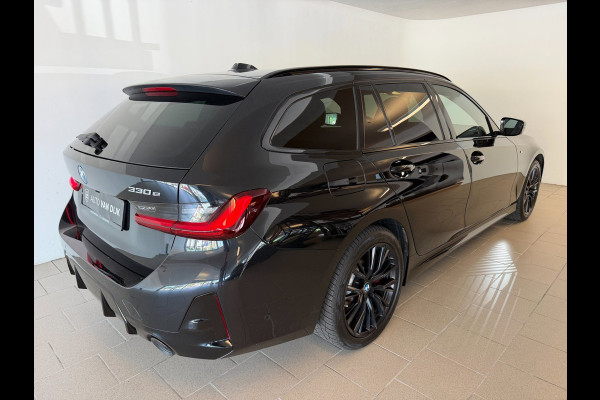 BMW 3 Serie Touring 330e G21 Touring LCI 292PK XTRA BOOST LONG RANGE FACELIFT PANO LEER TREKHAAK HARMAN KARDON SHADOWLINE NIEUWSTA