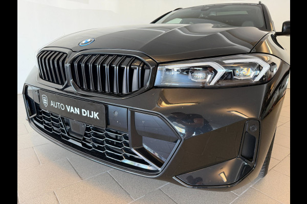 BMW 3 Serie Touring 330e G21 Touring LCI 292PK XTRA BOOST LONG RANGE FACELIFT PANO LEER TREKHAAK HARMAN KARDON SHADOWLINE NIEUWSTA