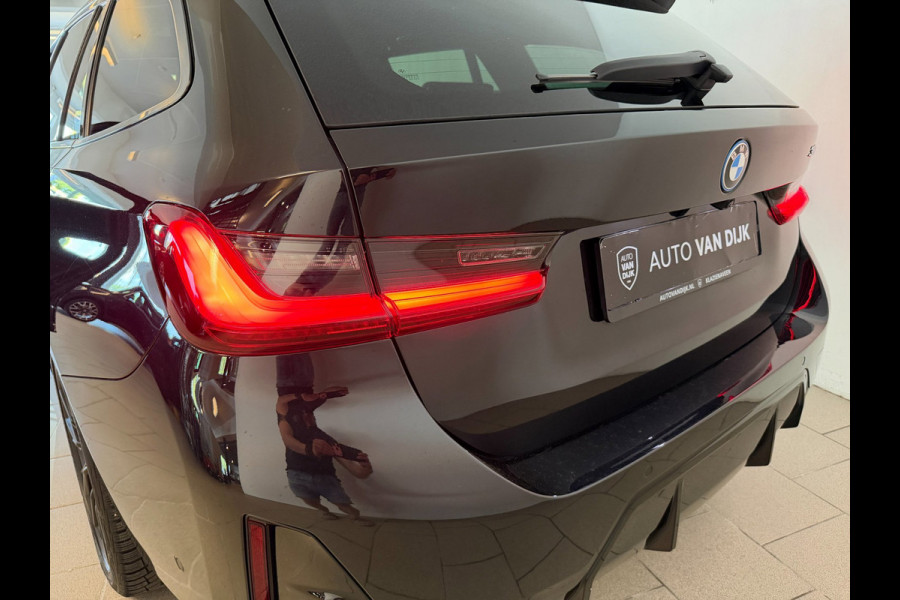 BMW 3 Serie Touring 330e G21 Touring LCI 292PK XTRA BOOST LONG RANGE FACELIFT PANO LEER TREKHAAK HARMAN KARDON SHADOWLINE NIEUWSTA