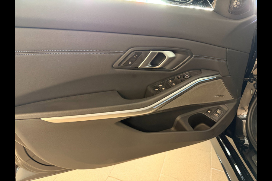 BMW 3 Serie Touring 330e G21 Touring LCI 292PK XTRA BOOST LONG RANGE FACELIFT PANO LEER TREKHAAK HARMAN KARDON SHADOWLINE NIEUWSTA