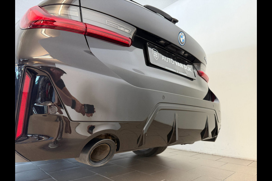 BMW 3 Serie Touring 330e G21 Touring LCI 292PK XTRA BOOST LONG RANGE FACELIFT PANO LEER TREKHAAK HARMAN KARDON SHADOWLINE NIEUWSTA