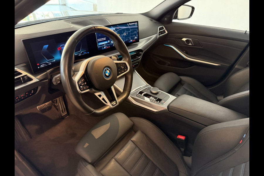 BMW 3 Serie Touring 330e G21 Touring LCI 292PK XTRA BOOST LONG RANGE FACELIFT PANO LEER TREKHAAK HARMAN KARDON SHADOWLINE NIEUWSTA