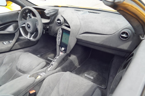 McLaren 750S Spider / Vulcano Yellow / Lift System / Elektrochromic Roof / Bowers & Wilkens Sound / Apple Carplay / 360 Camera