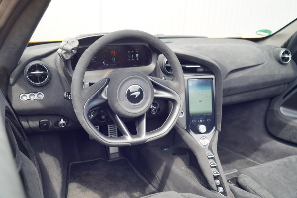 McLaren 750S Spider / Vulcano Yellow / Lift System / Elektrochromic Roof / Bowers & Wilkens Sound / Apple Carplay / 360 Camera