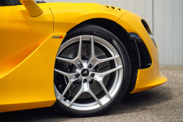 McLaren 750S Spider / Vulcano Yellow / Lift System / Elektrochromic Roof / Bowers & Wilkens Sound / Apple Carplay / 360 Camera