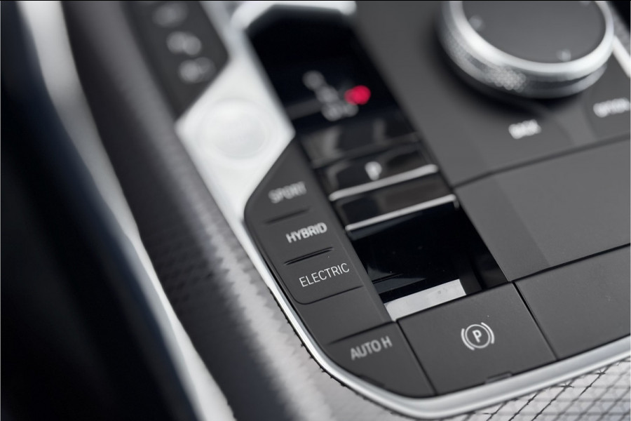 BMW 3 Serie Touring 330e M-Sport | 19,5 kWh Accu | Panodak | Head-Up | Memory | Trekhaak | 360° Camera | Fabrieksgarantie