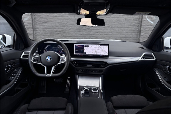 BMW 3 Serie Touring 330e M-Sport | 19,5 kWh Accu | Panodak | Head-Up | Memory | Trekhaak | 360° Camera | Fabrieksgarantie