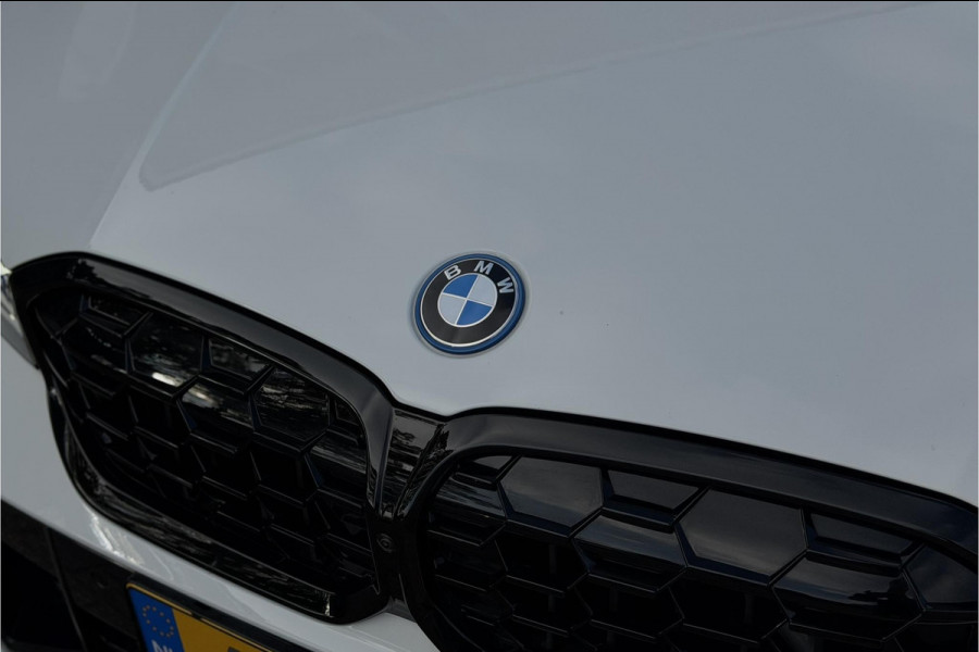 BMW 3 Serie Touring 330e M-Sport | 19,5 kWh Accu | Panodak | Head-Up | Memory | Trekhaak | 360° Camera | Fabrieksgarantie