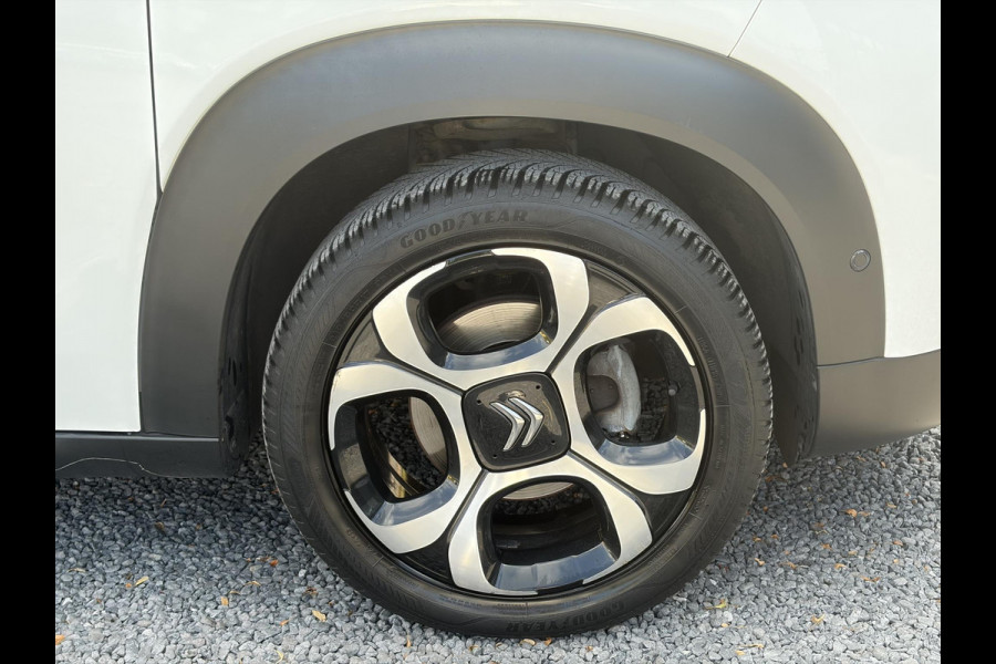 Citroën C3 Aircross 1.2 PureTech S&S Shine D-riem vv in 2024,Draadloze telefoonlader,Carplay,360°Camera,Pano,Navi,Trekhaak,Keyless,PDC V+A,110pk,Dodehoeksensor,Rijstrooksensor,N.A.P,Lm velgen,Apk tot 05-2027