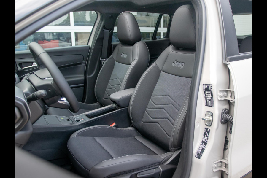 Jeep Avenger Black Edition 54 kWh | Winter Pack | Infotainment&Convenience Pack | Schuif/Kanteldak | Bicolore