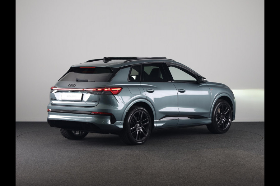 Audi Q4 e-tron S edition quattro performance 82 kWh 340pk | Panoramadak | 1 inch Lichtmetalen velgen | Akoestisch glas | Head up Display | Elek.verst.best.stoel geheugen | Lederen bekleding
