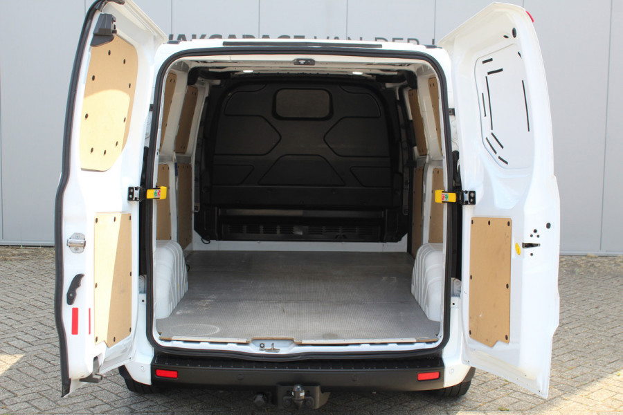 Ford Transit Custom 300 2.0-108pk TDCI L2H1 Trend. Erg nette Ford Transit Custom, die u nog jaren van dienst kan zijn ! Airco, voorraamverw., trekhaak, cruise control, camera, parkeersensoren v+a, 3-zits, laadruimte betimmerd etc.