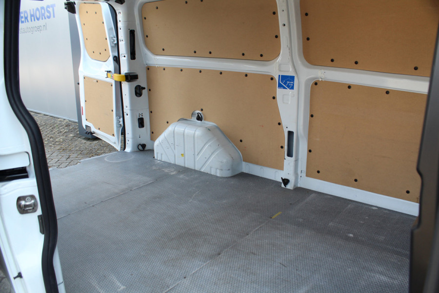 Ford Transit Custom 300 2.0-108pk TDCI L2H1 Trend. Erg nette Ford Transit Custom, die u nog jaren van dienst kan zijn ! Airco, voorraamverw., trekhaak, cruise control, camera, parkeersensoren v+a, 3-zits, laadruimte betimmerd etc.