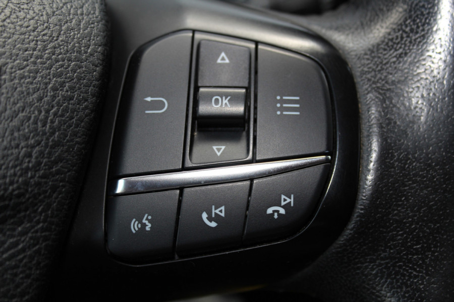 Ford Transit Custom 300 2.0-108pk TDCI L2H1 Trend. Erg nette Ford Transit Custom, die u nog jaren van dienst kan zijn ! Airco, voorraamverw., trekhaak, cruise control, camera, parkeersensoren v+a, 3-zits, laadruimte betimmerd etc.