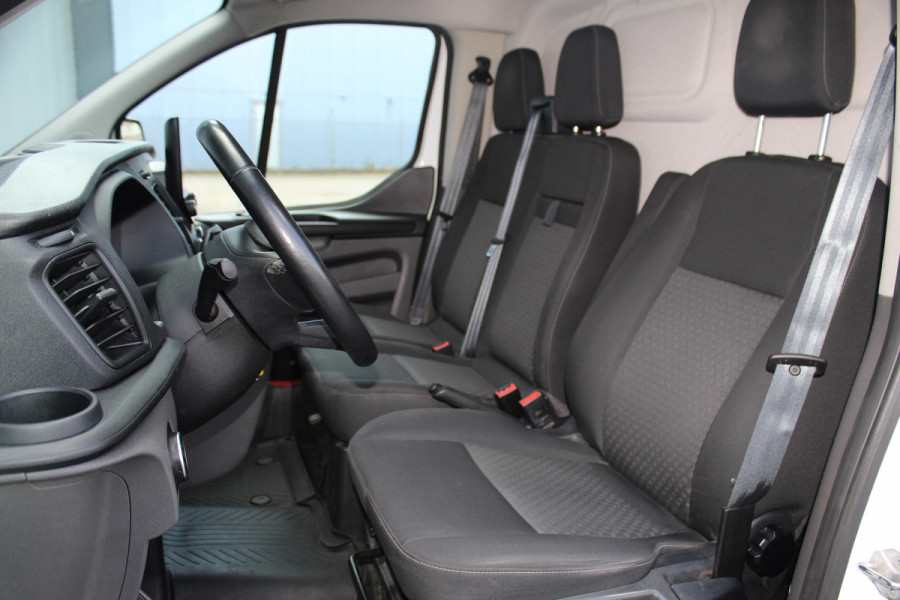 Ford Transit Custom 300 2.0-108pk TDCI L2H1 Trend. Erg nette Ford Transit Custom, die u nog jaren van dienst kan zijn ! Airco, voorraamverw., trekhaak, cruise control, camera, parkeersensoren v+a, 3-zits, laadruimte betimmerd etc.