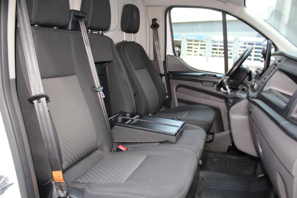 Ford Transit Custom 300 2.0-108pk TDCI L2H1 Trend. Erg nette Ford Transit Custom, die u nog jaren van dienst kan zijn ! Airco, voorraamverw., trekhaak, cruise control, camera, parkeersensoren v+a, 3-zits, laadruimte betimmerd etc.